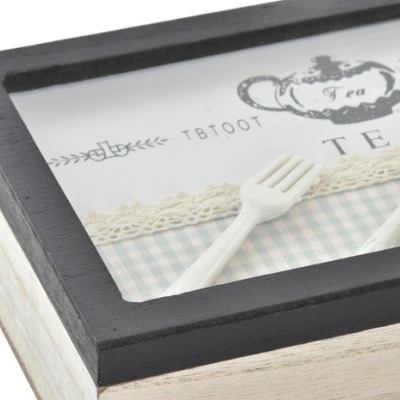 Caixa decorativa de madeira com tampa de vidro decorada com tema de chá, garfo e colher de plástico, tecido xadrez e renda