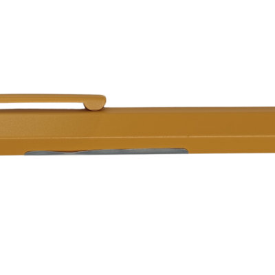 Caneta amarelo com clip prateado e botão de pressão para abrir ponta