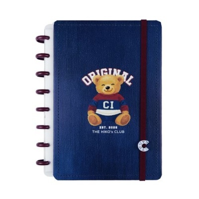 Caderno azul com capa rígida e elástico vermelho com desenho de urso e texto