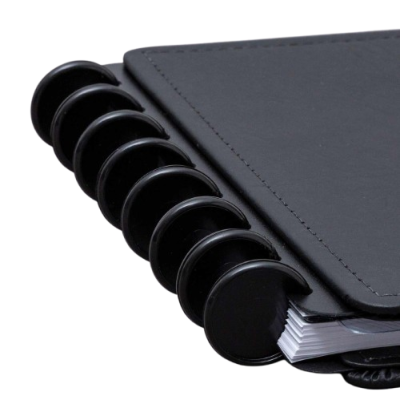 Agenda ou caderno com capa preta e espiral circular preto.