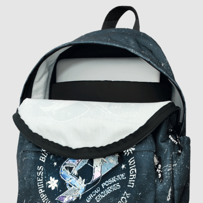 mochila azul escura com padrão de respingos brancos e computador portátil dentro