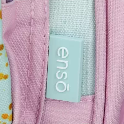 Etiqueta azul claro com texto branco 'enso' em tecido rosa e branco