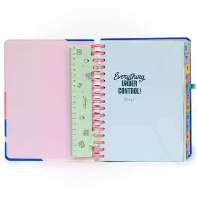 Caderno espiralado azul com régua e divisórias coloridas com meses.