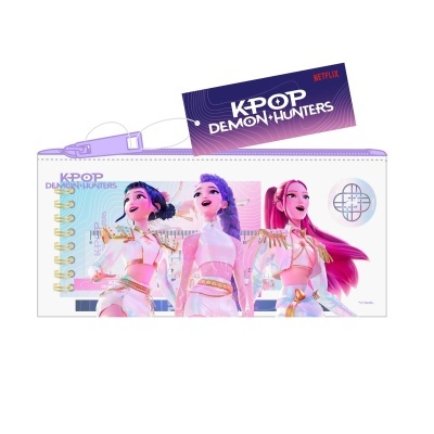 Estojo lilás com desenho de personagens animadas e texto K-POP DEMON HUNTERS