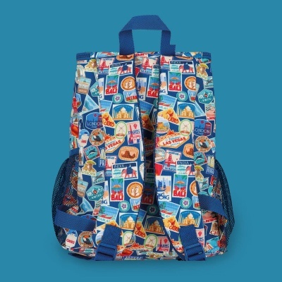 Mochila azul com alças e estampados de destinos turísticos.