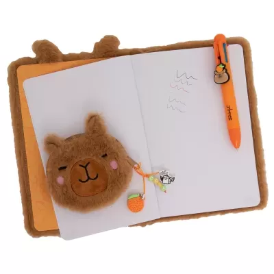 Caderno com capa felpuda castanha em forma de urso e caneta laranja com decoração de urso
