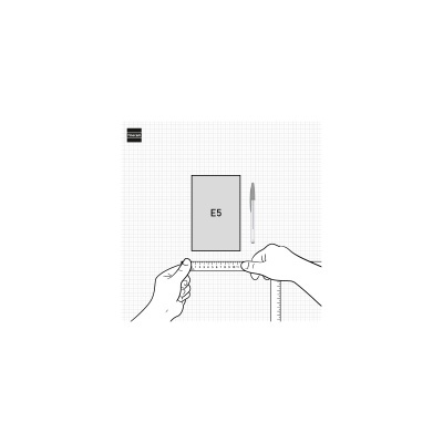 Caderno cinzento E5, caneta e mãos a medir com régua e esquadro sobre fundo quadriculado