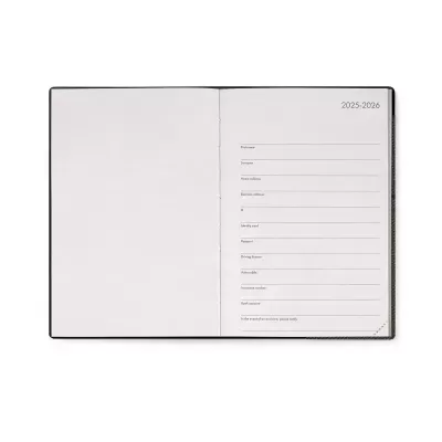 caderno aberto com página para informações pessoais e textos de identificação