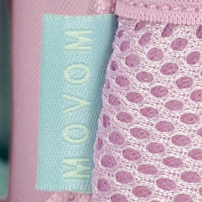 Etiqueta azul claro com texto MOMOM em tecido malha rosa em padrão de rede