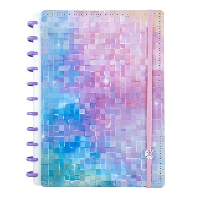 Caderno colorido com padrões em pixel e elástico cor-de-rosa