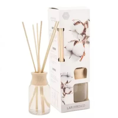 Difusor de aromas com pauzinhos em vidro e embalagem com ilustração de algodão