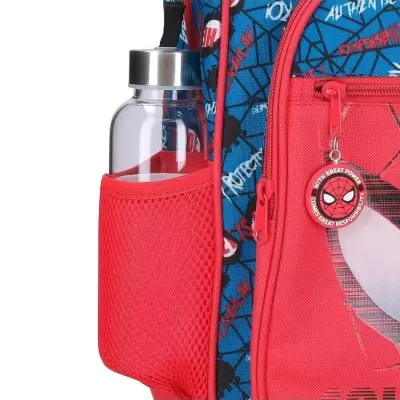 Mochila infantil azul e vermelha com garrafa e pendente do Homem-Aranha