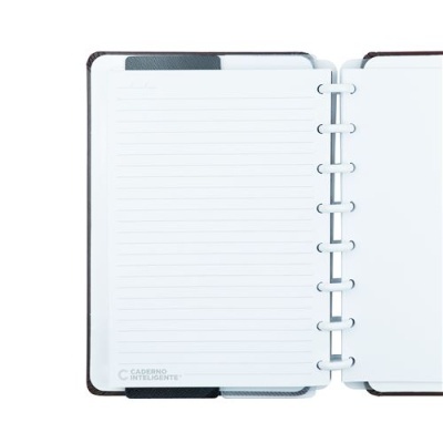 Caderno inteligente preto aberto com folhas quadriculadas e pautadas
