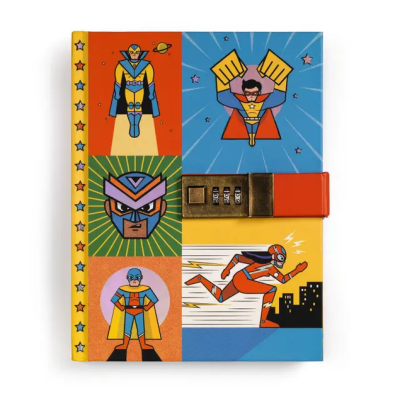 Caderno decorado com desenhos de super-heróis e fechadura de combinação.