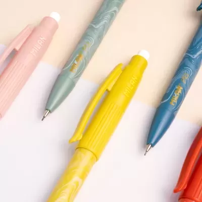 Conjunto de canetas esferográficas coloridas com padrão marmoreado e texto MILAN.