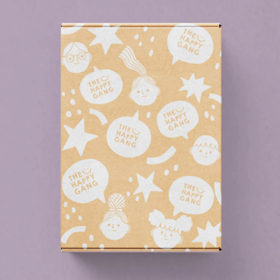 Caixa de cartão com padrão de estrelas e carinhas sorridentes com texto THE HAPPY GANG