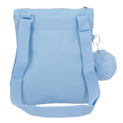 Mala de ombro azul clara com alça larga e pompom azul