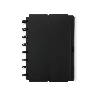 Caderno preto com capa dura, encadernação em argolas e abas laterais.