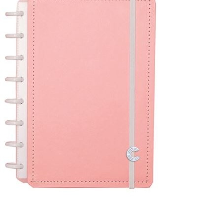 Caderno rosa claro com fecho elástico branco e argolas de plástico brancas