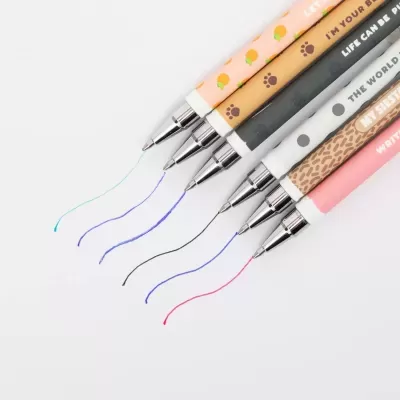 Seis canetas coloridas com padrões e texto, desenhando linhas coloridas num fundo branco