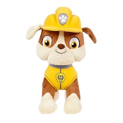 Pelúcia de cão com fato e capacete amarelos sobre fundo branco