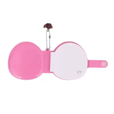 Estojo rosa aberto com interior branco e fecho de velcro, corrente metálica e pendente castanho