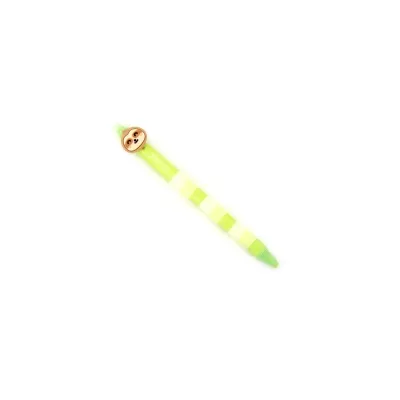 Caneta verde com decoração de preguiça no topo