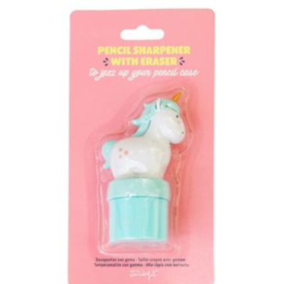 Apontador formato unicórnio branco com crina azul claro em embalagem rosa.