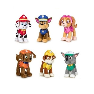 Conjunto de seis peluches de cães com acessórios coloridos e texturas macias