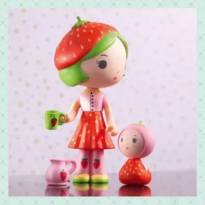 Conjunto de figuras boneca com tema de morango, incluindo figura maior com vestido e chapéu de morango, figura menor rosa e jarra pequena.