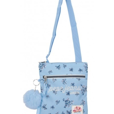 Mala azul clara com padrão floral pequeno e pompom felpudo