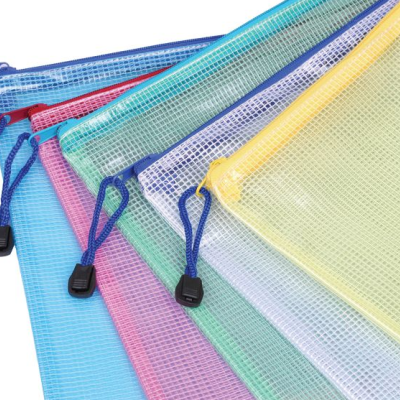 Malas organizadoras transparentes com cordão azul e fecho preto em várias cores pastel