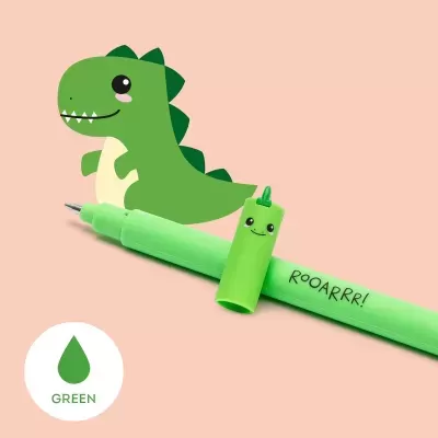 Caneta verde com capa sorridente e desenho de dinossauro atrás em fundo rosa