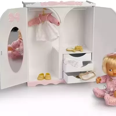 Armário miniatura branco com espelho e boneca vestida de rosa sentada ao lado