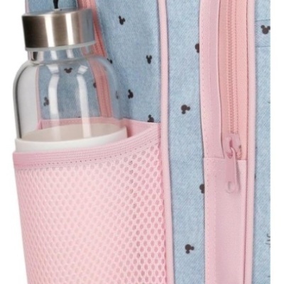 Mochila azul clara com bolso rosa e garrafa de vidro