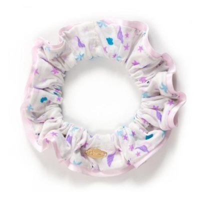 Scrunchie de tecido branco com padrão colorido e borda rosa clara.