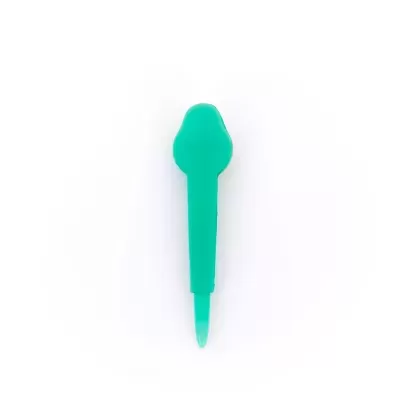 Caneta verde-turquesa de plástico sobre fundo branco