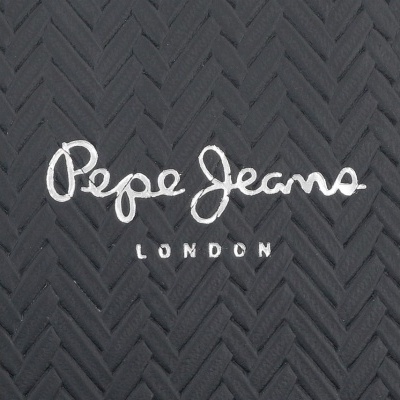 Etiqueta preta com logotipo Pepe Jeans bordado a branco
