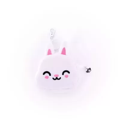 Porta-moedas branco de pelúcia com cara de coelho sorridente e orelhas cor de rosa.