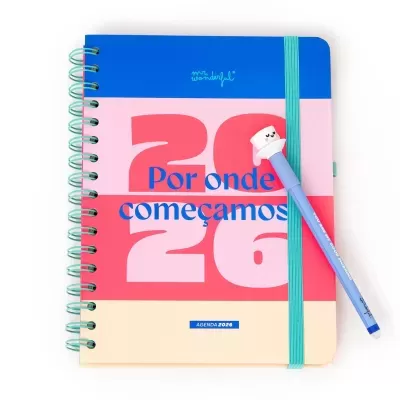 Agenda colorida com caneta azul de topo decorado