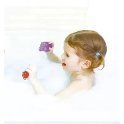 Criança a brincar com brinquedos de banho coloridos em banheira com espuma