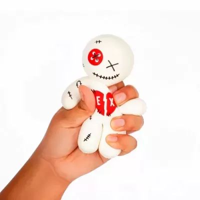 Boneco anti stress branco com olhos de botão e coração partido vermelho