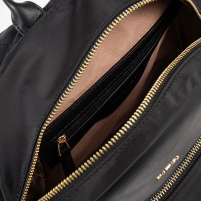 Mala preta com fechos de correr dourados e interior castanho claro