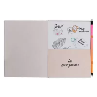 Caderno aberto com ilustrações e frases em português e caneta presa