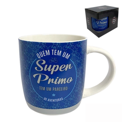 Caneca azul com texto em branco e padrão de bicicletas, em caixa preta.