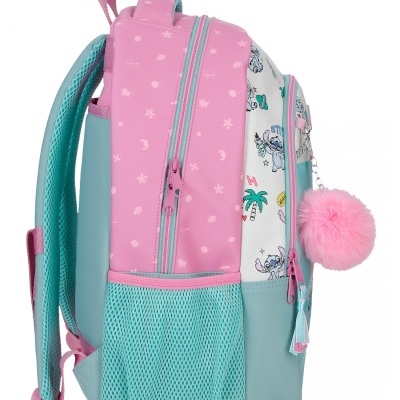 Mochila rosa e azul com padrão floral, personagens desenhados e pompom rosa