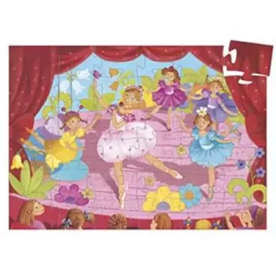 Puzzle de bailarinas coloridas num palco com cortinas vermelhas e flores.