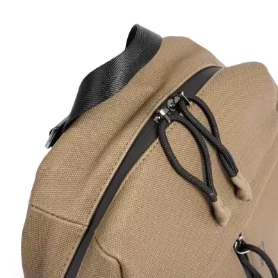 Detalhe de mochila castanha com fechos e puxadores pretos
