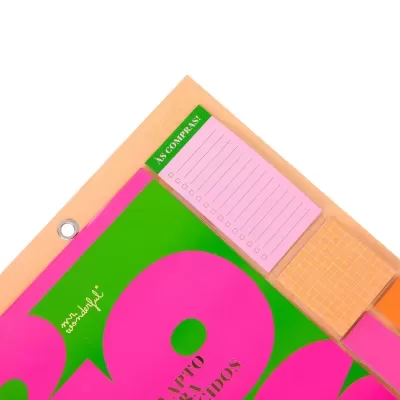 Bloco de notas colorido verde e rosa com texto e blocos de compras e adesivos.