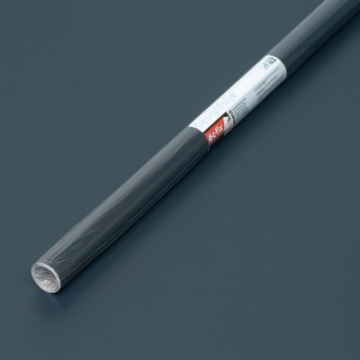 Rolo de vinil adesivo cinzento escuro com etiqueta e embalagem em plástico transparente